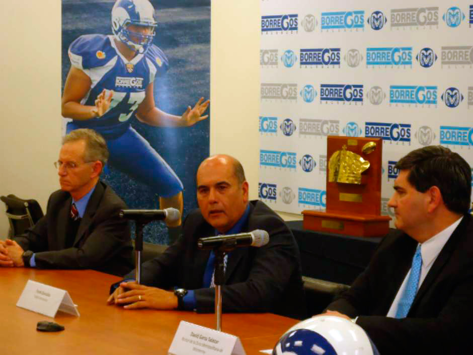 Momento en el que el Frank González anuncia su retiro como head coach de Borregos Salvajes del Tecnológico de Monterrey.