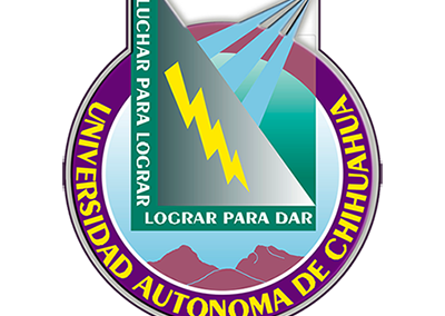 Conferencista; logo de la universidad de Chihuahua