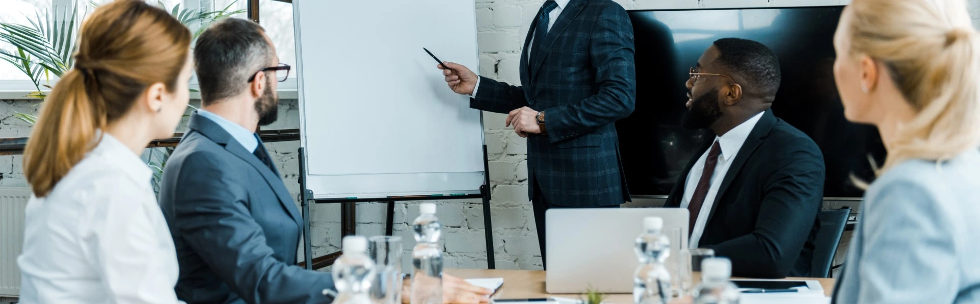 Coaching empresas; hombres escuchando temas de motivación 