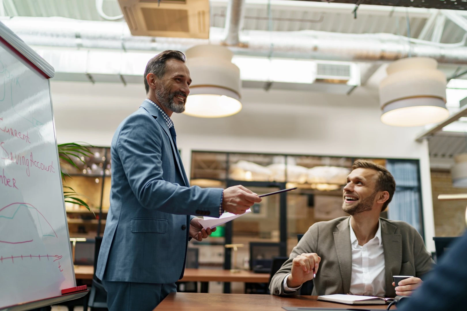 Coaching empresas; hombre feliz dando una conferencia<br />
