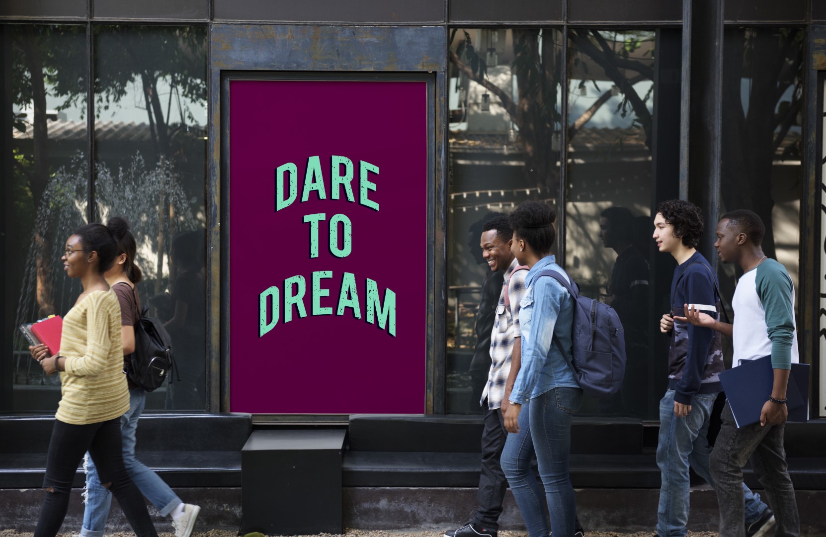 Pláticas motivacionales; personas caminando por la calle con un letrero de motivación 