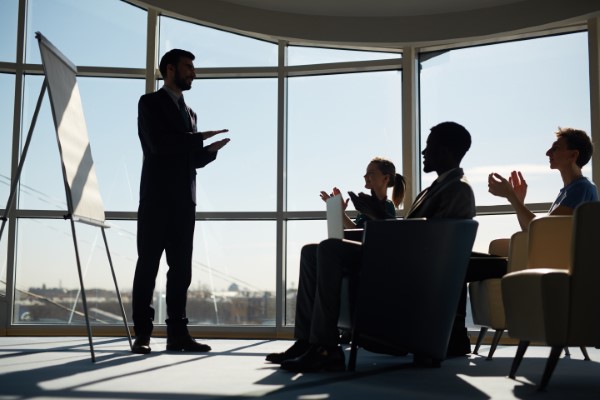 Coaching de transformación; Un conferencista dando una plática motivacional.